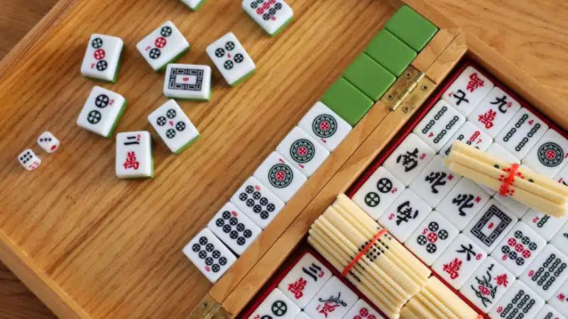 Boîte de Mahjong en bois ouverte, avec ses tuiles